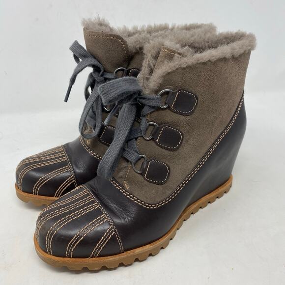 UGG Alasdair Waterproof Suede Sheepskin Wedge Booties Women Size 7.5 - Picture 1 of 7